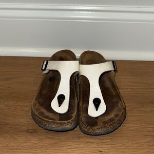 Birkenstock Gizeh in Natural Leather Patent